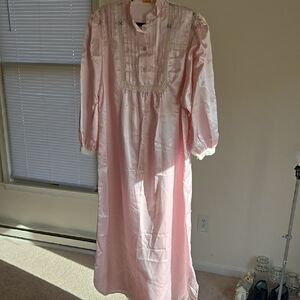 Elise Stevens Size: Large Pink Long Nightgown with Lace Details